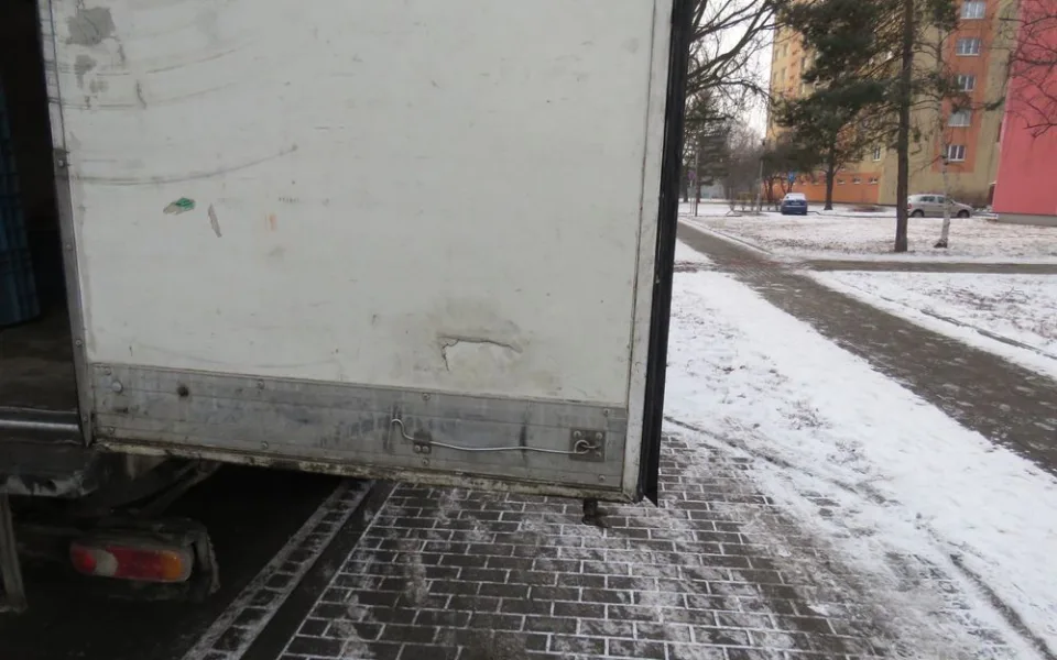 Řidiči se za jízdy otevřely dveře od nákladního prostoru. Srazil s nimi ženu a poškodil auto
