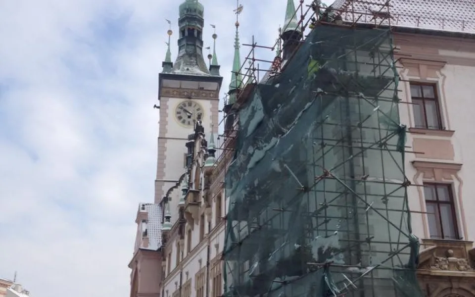 Dělníci zahájili opravu střechy radnice v centru Olomouce