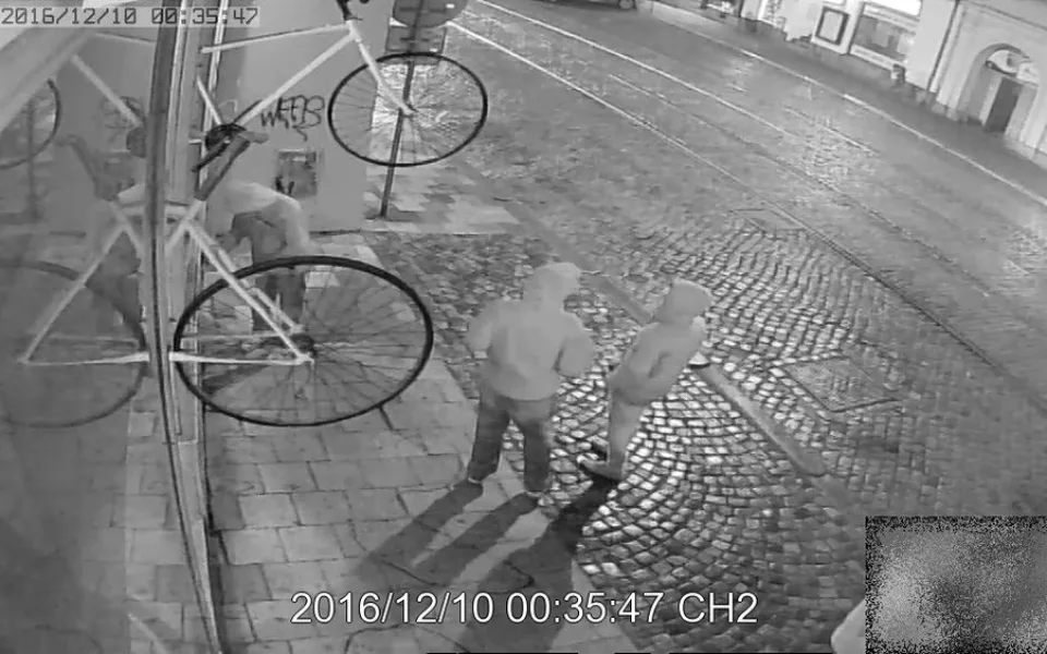 VIDEO: Pomozte najít sprejery, kteří poničili fasádu domu v Olomouci