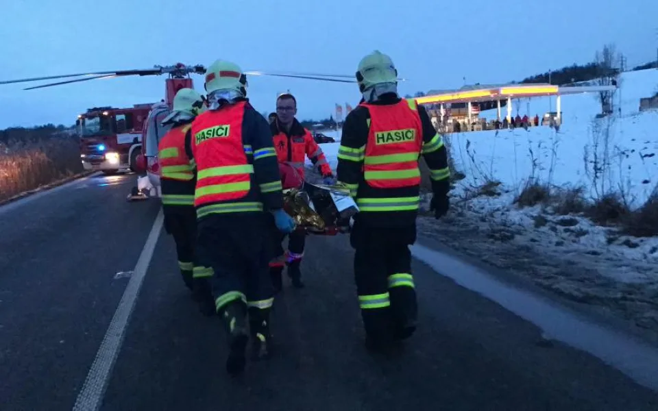 VIDEO: U Krčmaně se srazila dvě auta, na místě zůstali čtyři zranění