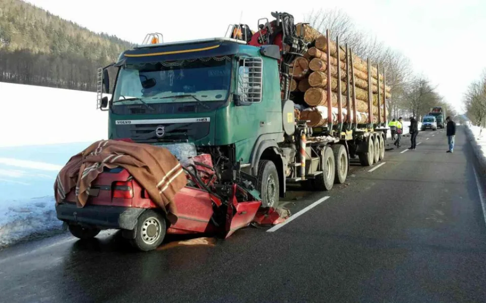 Na Šumpersku dnes zemřel člověk po srážce osobního auta a kamionu