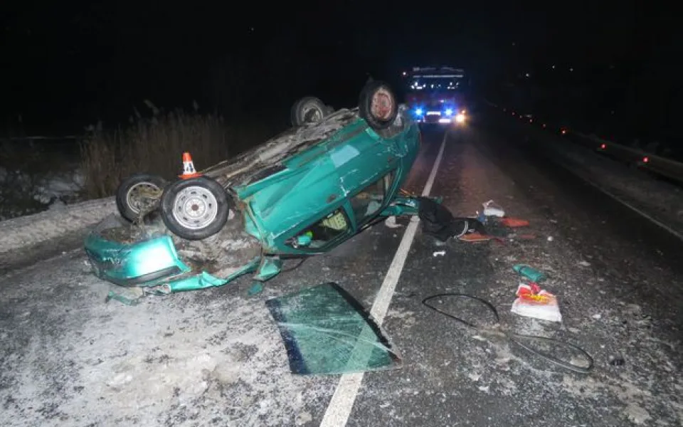 Mladík bez řidičského průkazu skončil se svým autem na střeše