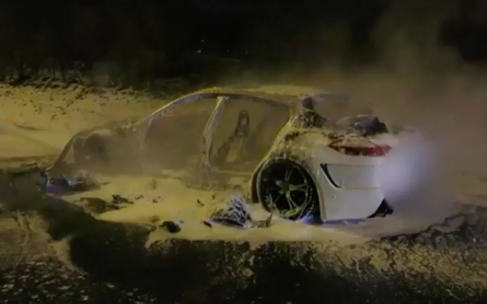 VIDEO: U Nemilan shořelo luxusní Porsche, škoda se vyšplhala na 3 miliony korun