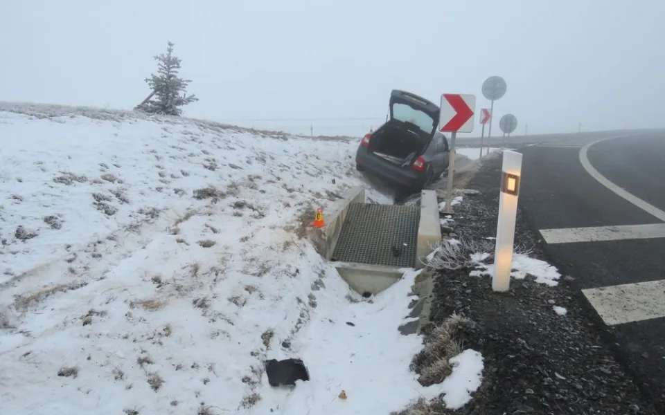 Mladý řidič nezvládl řízení svého auta na dálnici, skončil mimo silnici