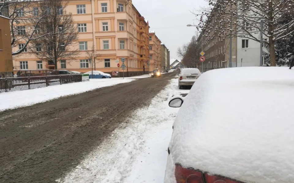 Na silnicích leží nový sníh. S opatrností je vše sjízdné