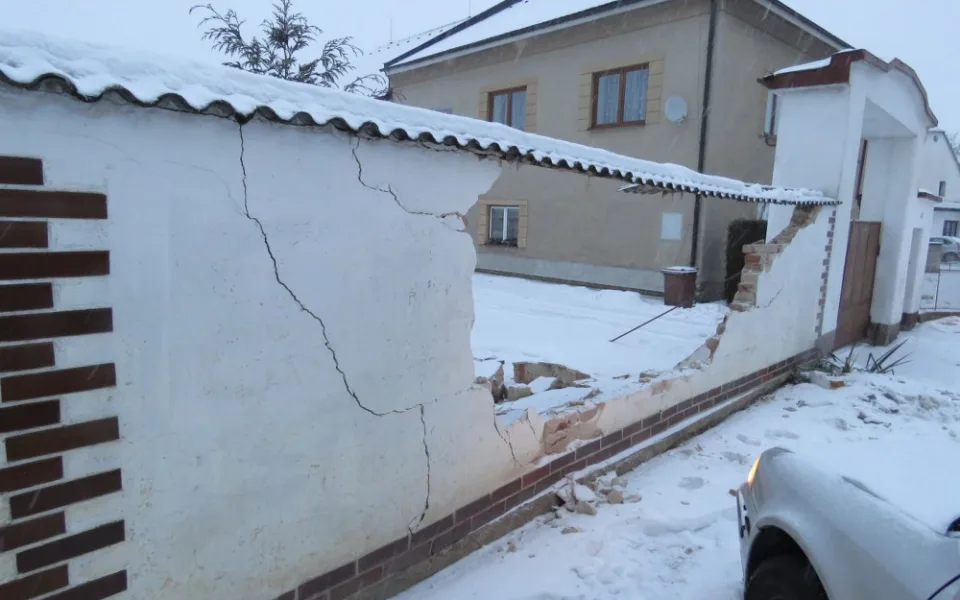 Řidička zbourala se svou Octavií cihlovou zeď u domu