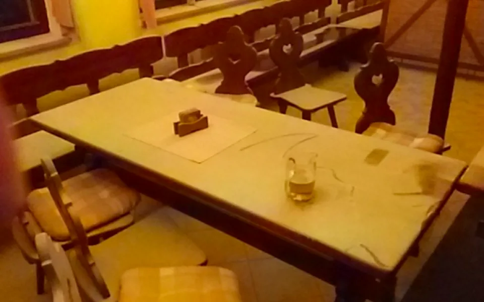 Dvojice mužů v maskách naběhla do restaurace v hasičákem, kompletně to uvnitř vypráškovali