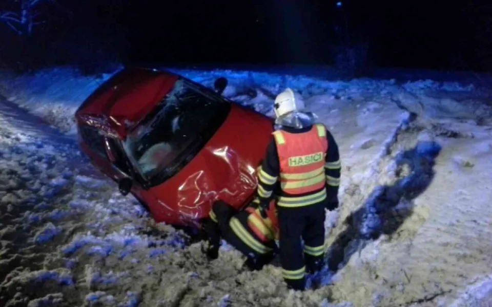 Od čtvrtka se stalo v souvislosti s počasím v kraji 32 dopravních nehod