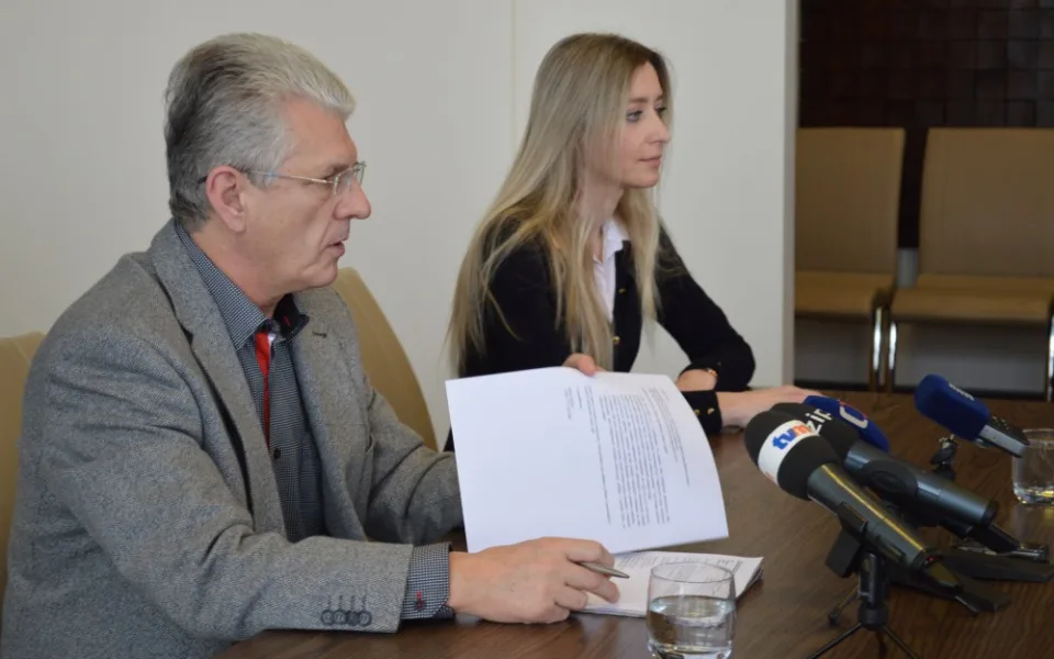 VIDEO: Košta na tiskové konferenci znovu zopakoval, že rezignovat nehodlá