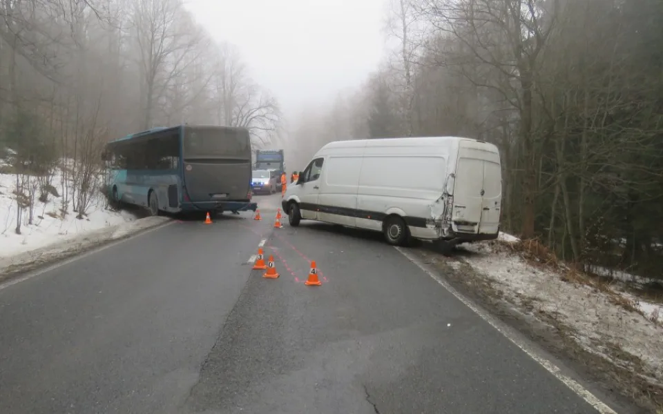 Autobus při jízdě z kopce narazil do dodávky, pak skončil v příkopu