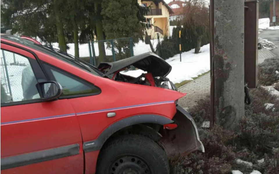 Řidička najela se svým autem do betonového sloupu, zranila sebe a čtyři děti