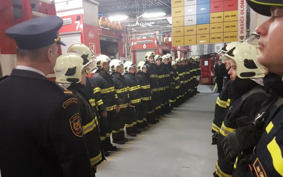 Hasiči uctili památku kolegy Jana Odermatta, který zahynul při úterním požáru lakovny