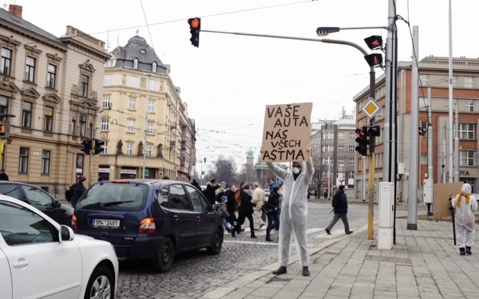 FOTO: Aktivisté uspořádali v centru Olomouce smogový happening, město prý přistupuje k situaci liknavě