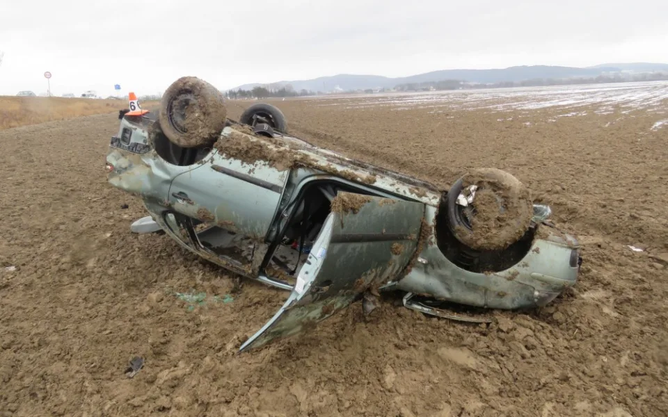 Devatenáctiletý řidič nezvládl svoje auto, po několika přemetech skončilo na střeše v poli