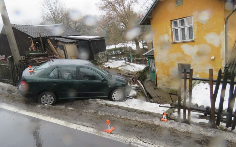 Dvacetiletá řidička dostala se svým autem smyk, prorazila plot a skončila na zahradě domu