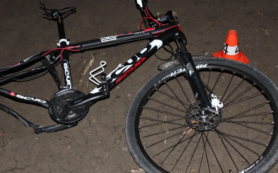 Řidič srazil v Olomouci cyklistu a ujel. Těžce zraněnému kolaři poskytla pomoc až projíždějící řidička