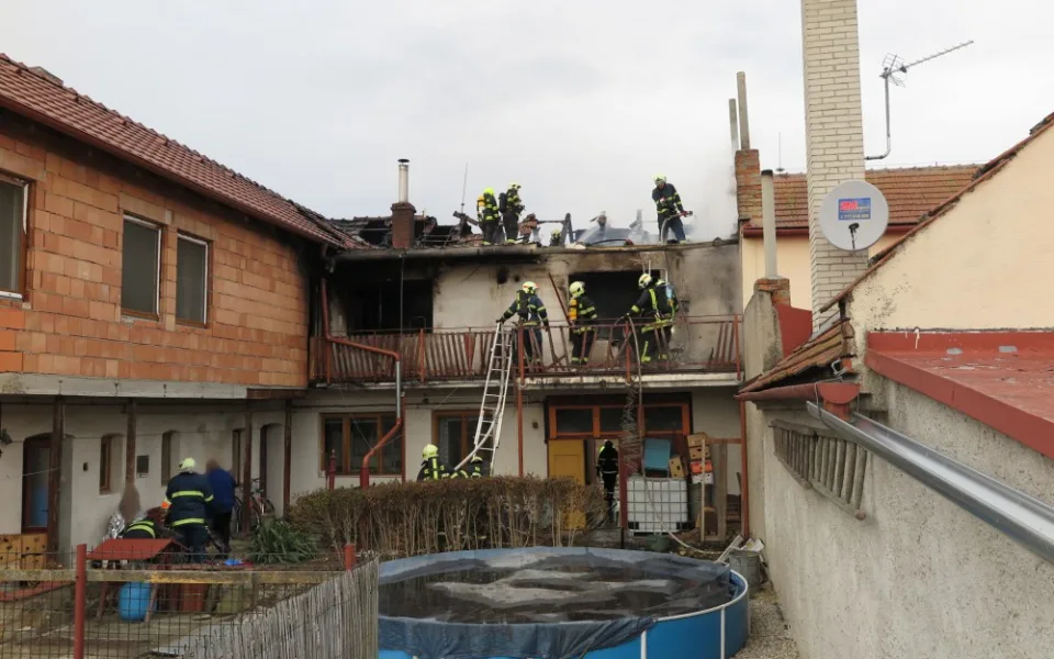 FOTO: V Čechách pod Kosířem hořel rodinný dům, dva lidé se při požáru zranili