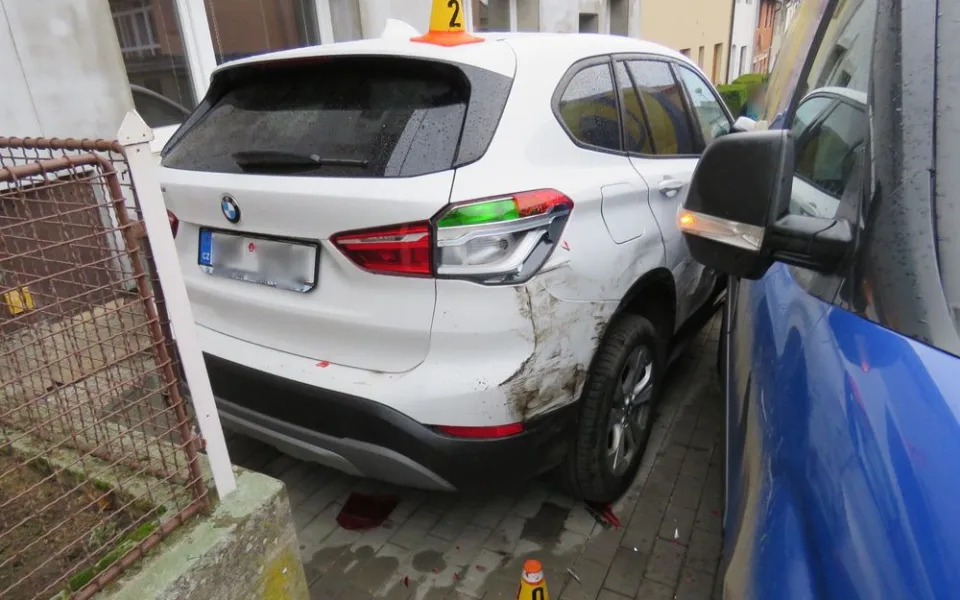 Dodávka s nezataženou ruční brzdou se sama rozjela z kopce, zastavila se až o zaparkované BMW