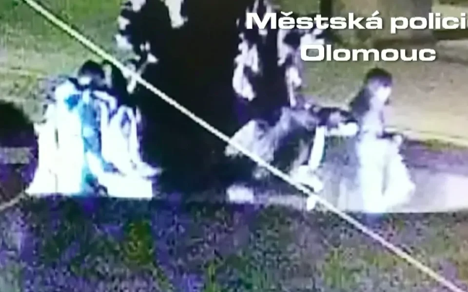 VIDEO: Muž na Dolním náměstí močil přímo v Neptunově kašně, zachytila ho kamera strážníků