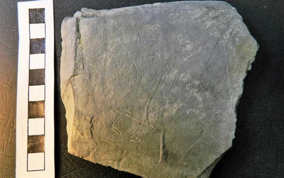 Archeologové našli na nádvoří děkanátu unikátní břidlicovou destičku s postavou nesoucí kříž