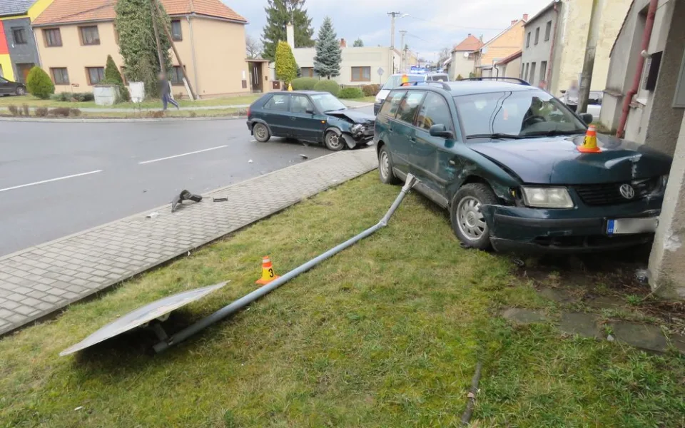 V křižovatce se střetla dvě auta, jedno se zastavilo až o zeď rodinného domu