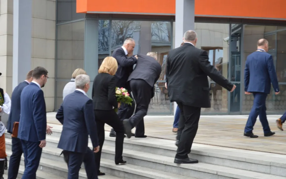 FOTO: Miloš Zeman přijel do Olomouce. Na schodech úřadu málem upadl, přišel na chvíli o botu