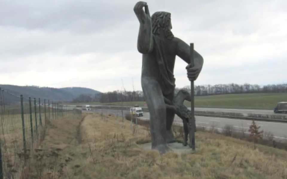 Vandal zničil bronzové sousoší u Lipníku nad Bečvou