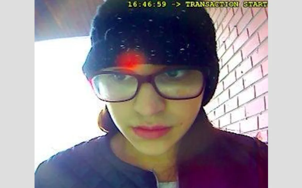 Žena ukradla seniorce peněženku s platební kartou, pak ji s ní vybílila účet. Nepoznáváte ji?