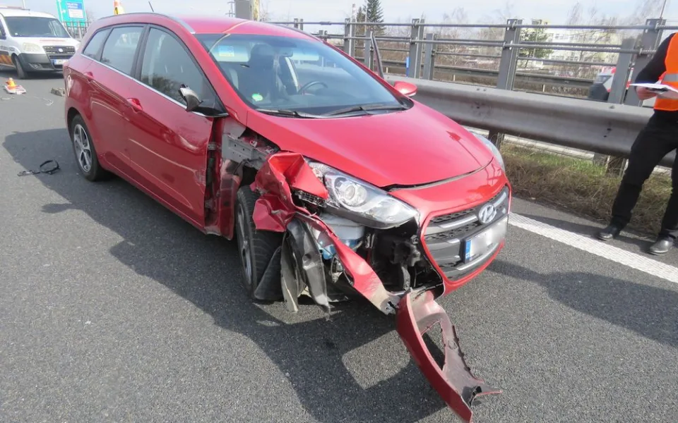 Řidič při přejíždění do pravého pruhu narazil přední částí vozu do nákladního automobilu
