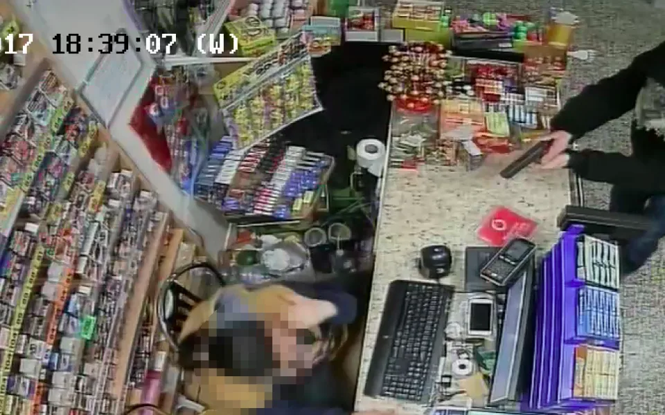 VIDEO: Muž s pistolí v ruce přepadl prodejnu na Tř. Svornosti. Jeho počínání zachytila kamera