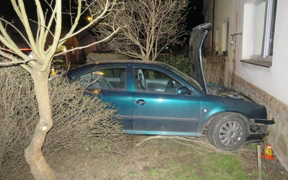 Naboural do rodinného domu v Chomoutově, při dechové zkoušce mu policisté naměřili 2,5 promile