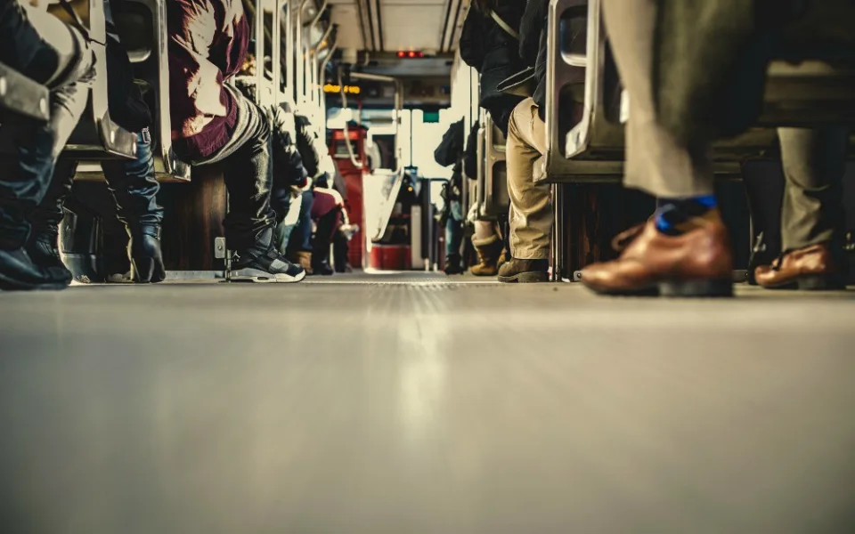 Dva cestující si z autobusu udělali pojízdný ring