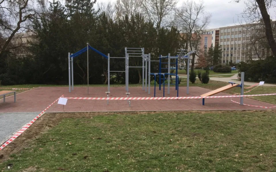 V Čechových sadech nově vzniklo workoutové hřiště