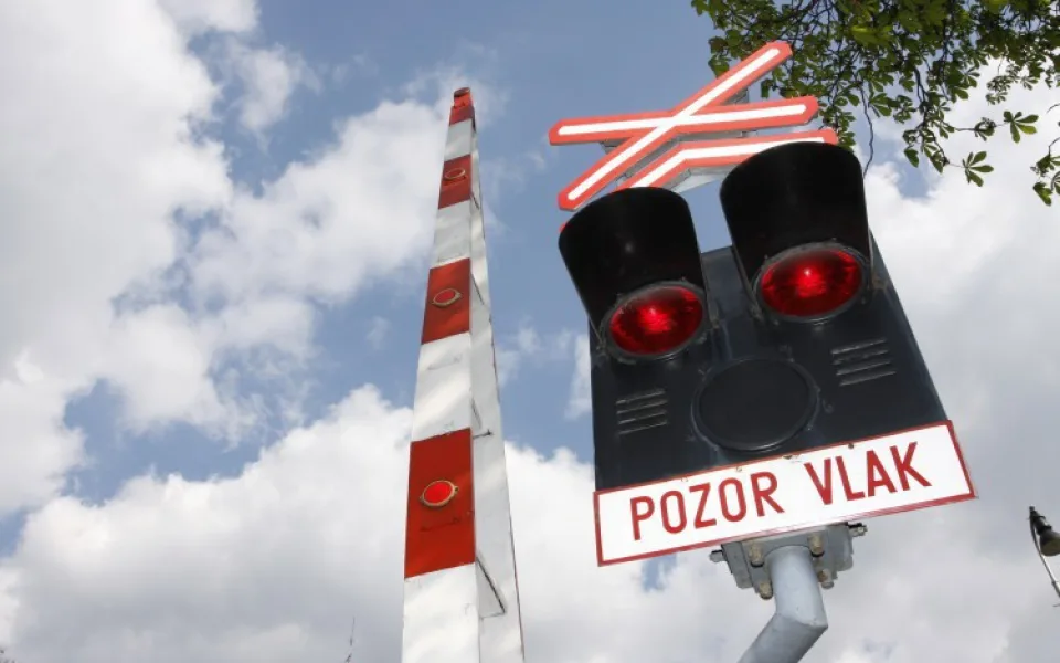 Při střetu osobního auta s vlakem došlo ke zranění tří osob