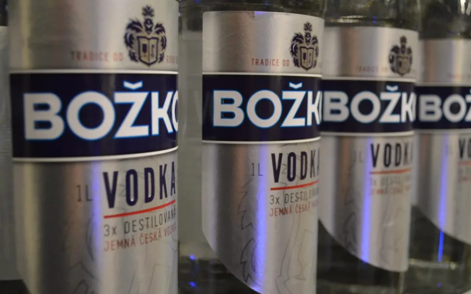 Opilý muž se plazil s ukradenou láhví rumu kolem ostrahy. Po několika metrech usnul