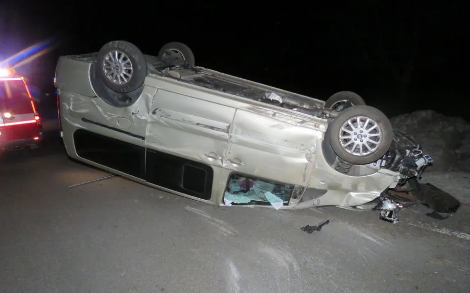 Kvůli hromadě štěrku na dálnici skončil se svým autem na střeše