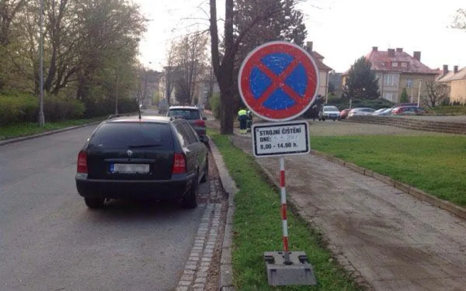 Technické služby opět začínají čistit silnice, policisté žádají řidiče, aby si auta včas přeparkovali