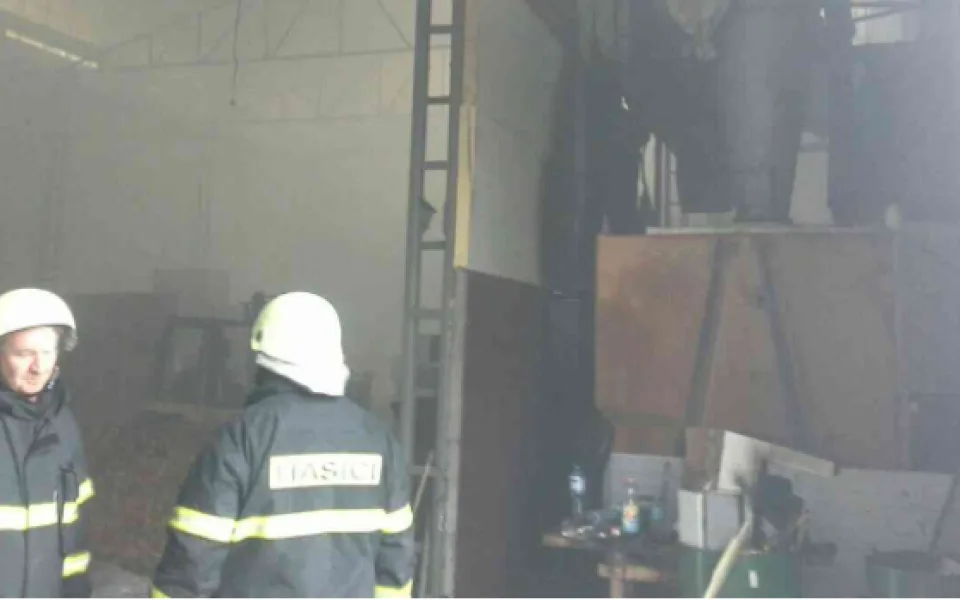 Hasiči likvidovali požár skladu. Na místo museli i policisté, našlo se tam nelegální zboží