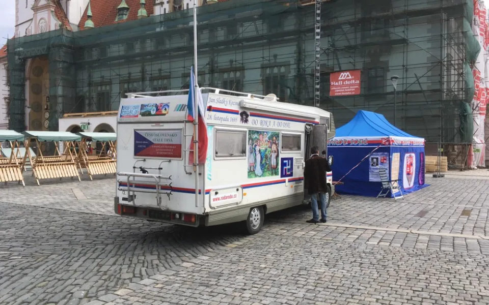 U radnice parkuje karavan, který je údajně petiční stánek. Radnice i policisté jsou na něj krátcí