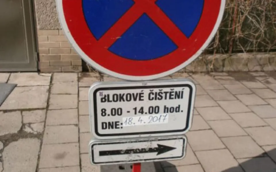 Probíhá blokové čištění ulic. Strážníci vyjížděli už k třiapadesáti případům špatného parkování