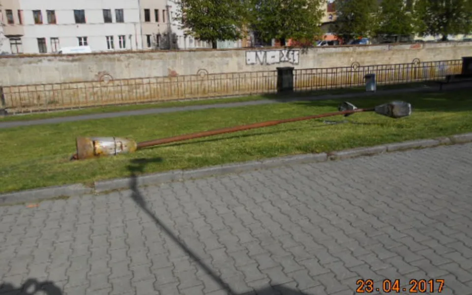 Slacklinista vyvrátil sloup veřejného osvětlení. Případ bude řešit státní policie