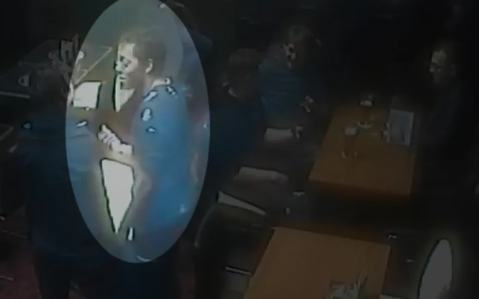 VIDEO: Muž v baru na tř. Svobody ukradl volně položenou peněženku. Nepoznáváte ho?