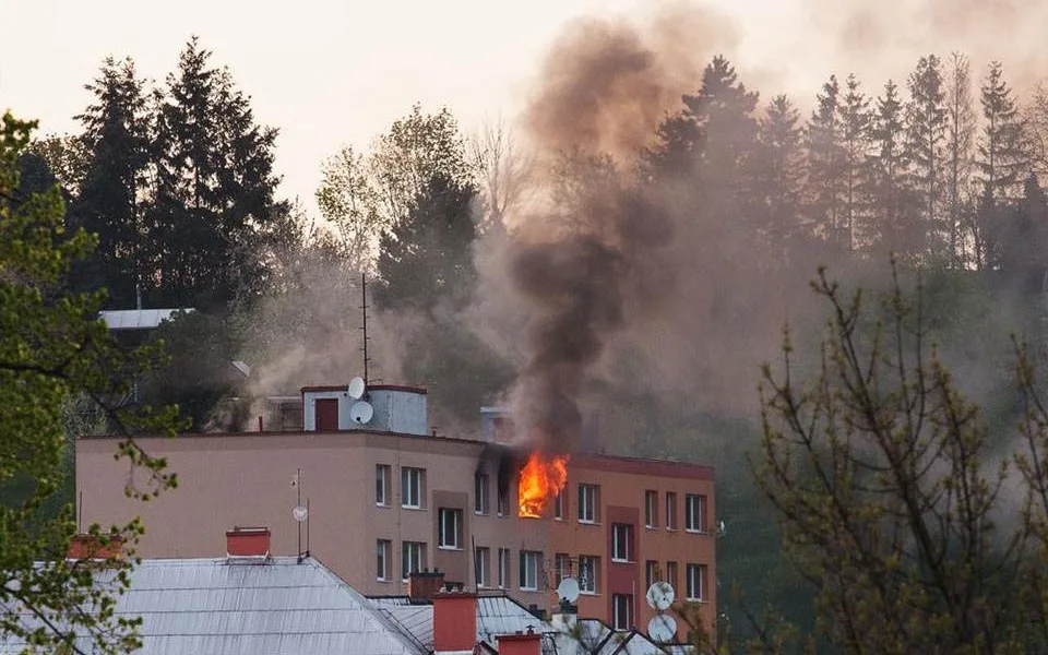 Ve Šternberku hořel byt, evakuováno muselo být sto lidí