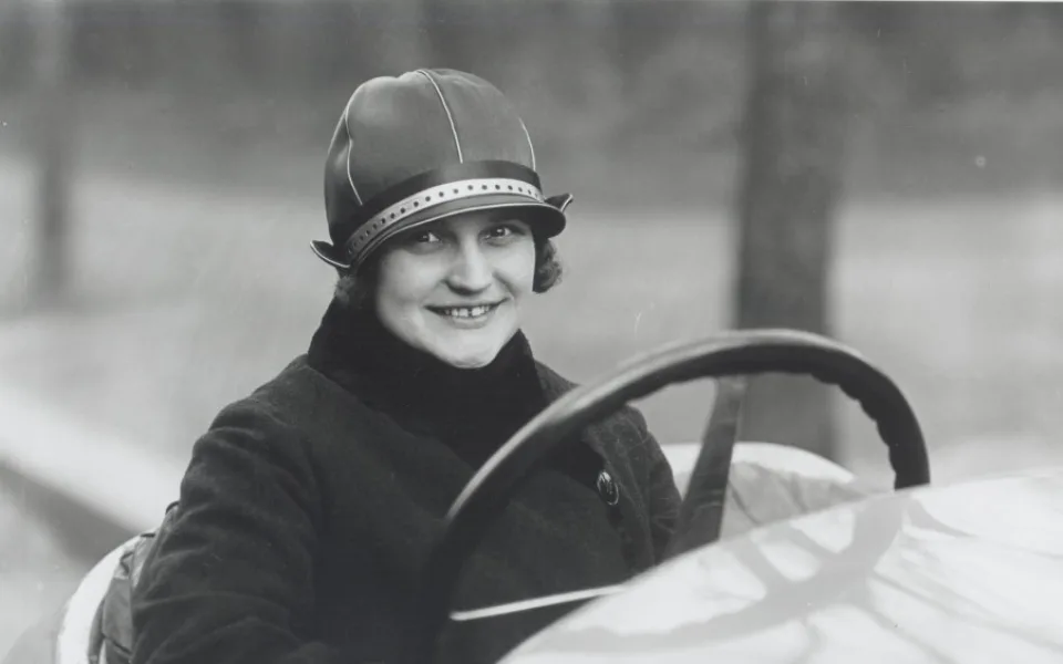 Eliška Junková byla legendou českého závodění. Ve dvacátých letech minulého století se dokázala vyrovnat nejlepším mužským závodníkům