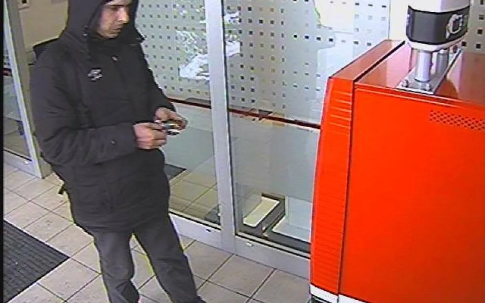Policie hledá muže, který se s kradenou kartou pokoušel vybrat peníze a několikrát s ní  v Olomouci zaplatil