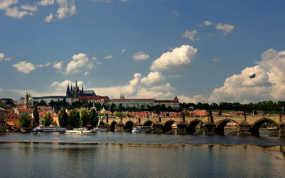 Olomoucká univerzita chystá setkání absolventů na lodi v Praze