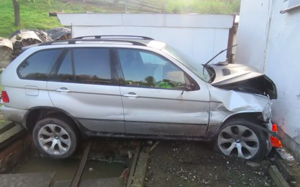 Opilý a zfetovaný řidič nezvládl řízení, auto projelo zahradou a zastavilo se až o rodinný dům