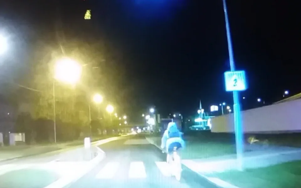 VIDEO: Opilá cyklistka jela v protisměru, nadýchala téměř dvě promile