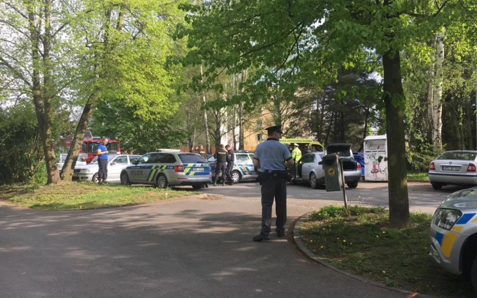 Při zásahu na ulici J. Glazarové do policejního auta čelně narazil zdrogovaný řidič