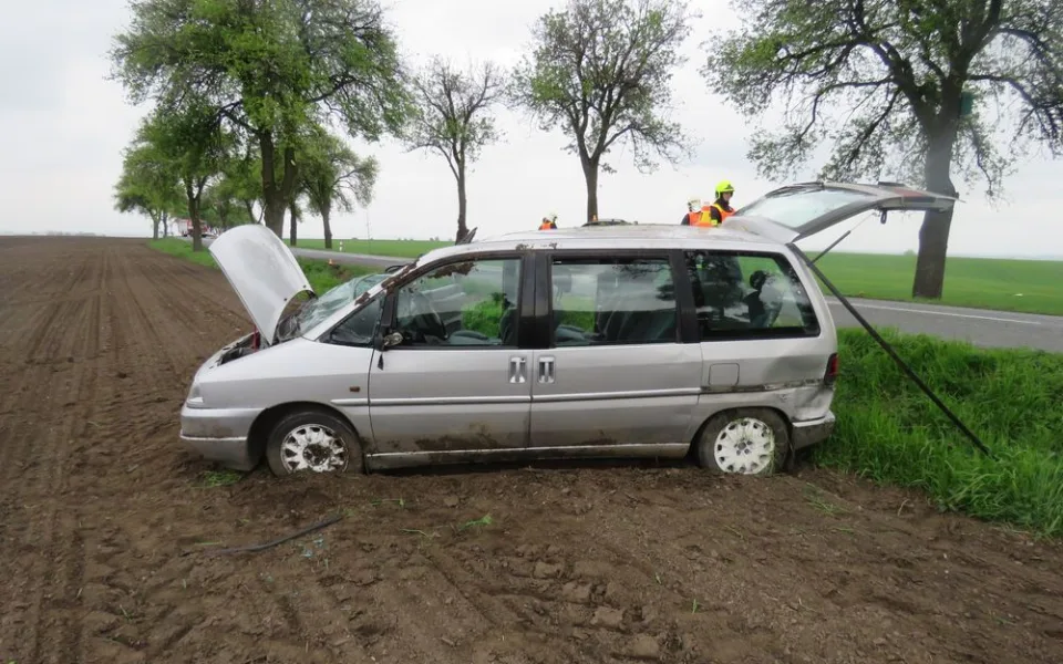 FOTO: Řidička dostala se svým autem smyk a narazila do projíždějícího BMW. Poté skončila v poli